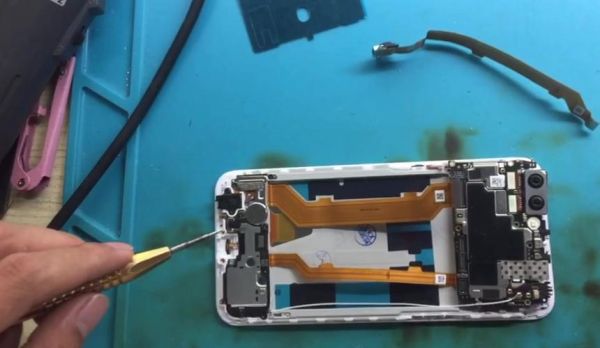 oppor11plus手机怎么拆后盖？oppor11plus新手