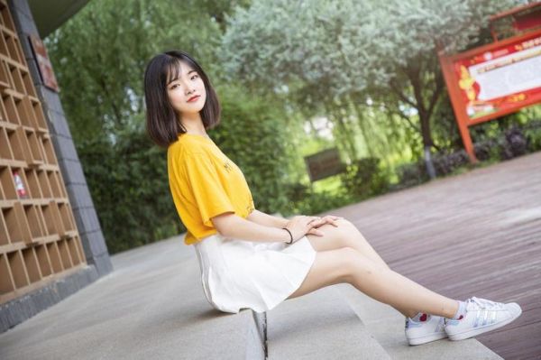 穿短裙如何搭配上衣？短裙小清新手机壁纸