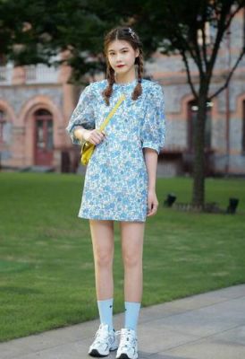 穿短裙如何搭配上衣？短裙小清新手机壁纸