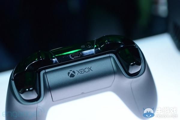 新手请教。XBox360体感摄像头连接主机后闪了几下就灭了，是坏了，还是因为没有体感游戏的原因？xbox360新手教程