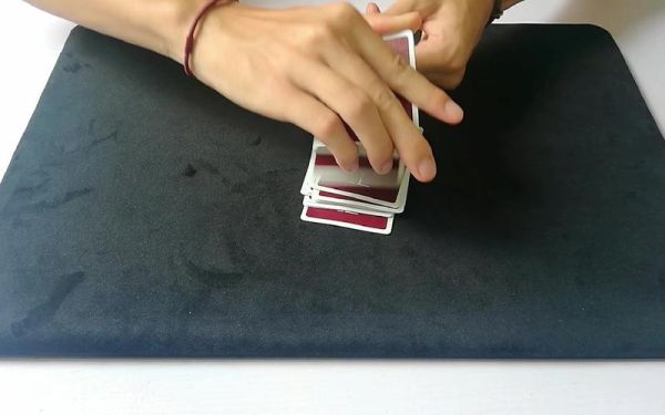 扑克牌魔术简单教学？-扑克牌魔术新手教学