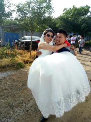 沛县结婚当天新娘抱石头是好还是坏？-抱新娘和新手