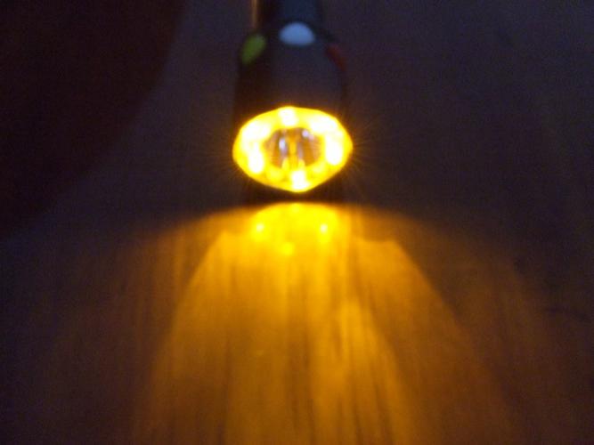 晚上在水库里捞小鱼手电用白光好还是黄光好？-手电筒大作战新手攻略
