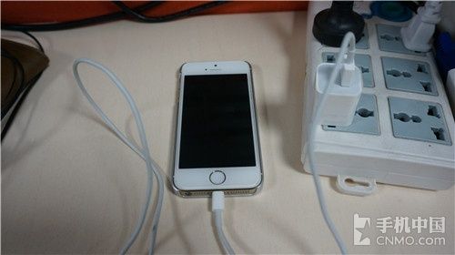 新买的手机充电发烫正常吗？-苹果新手机充电发烫怎么回事