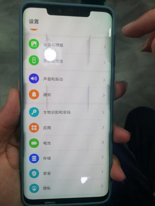 刚换的手机屏幕颜色发暗为什么？-新手机玩着闪屏变暗