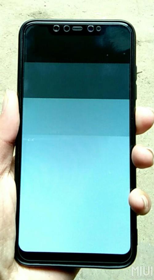 刚换的手机屏幕颜色发暗为什么？-新手机玩着闪屏变暗