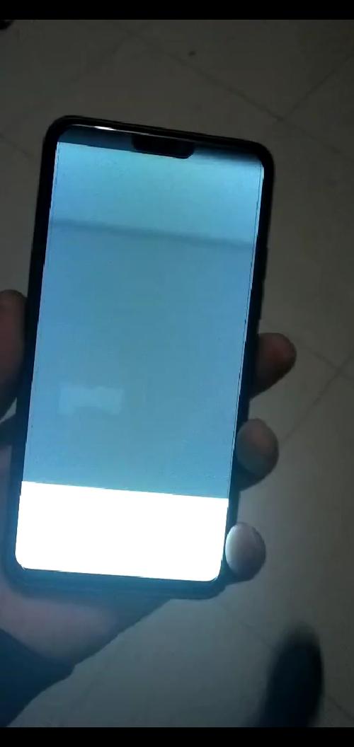 刚换的手机屏幕颜色发暗为什么？-新手机玩着闪屏变暗