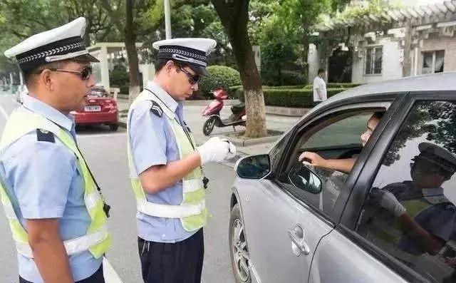 科目一进入小区怎样行驶？-警察带新手楼办