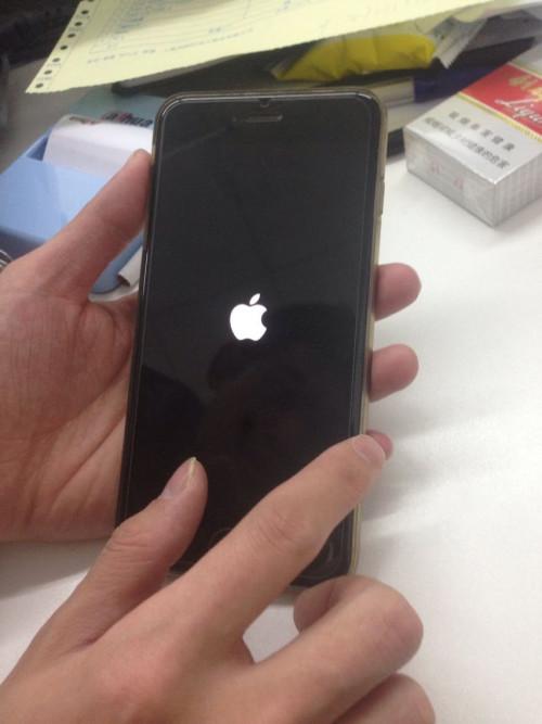iPhone开机一直显示开机画面怎么回事？-苹果6新手机第一次开机画面