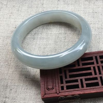 有点冰但是有点灰透的翡翠手镯-dnf冰手镯