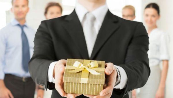 给女领导送礼送什么?我是男下属，办公室主任，准备春节办公室几个人一起给一把手送点东西？-dnf女鬼剑春节套